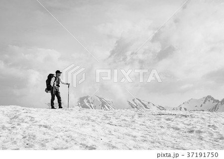 雪の稜線に立つ (北アルプス) 雪の稜線に立つ (北アルプス) 37191750