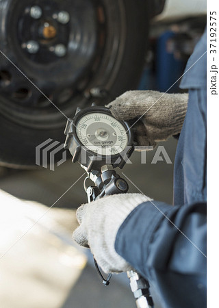 自動車整備士 ミドル男性 自動車整備士 ミドル男性 37192575