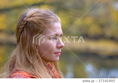 Autumn woman Autumn woman 37192805