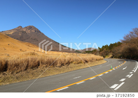 冬の湯布院 　由布岳と九州横断道路 37192850