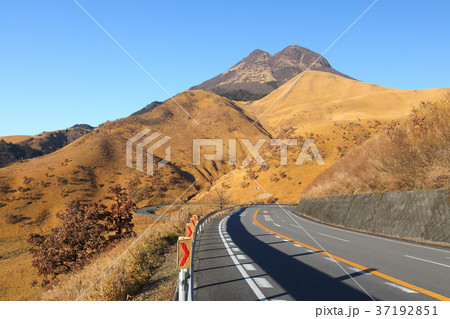 冬の湯布院　狭霧台（由布岳と九州横断道路）　 37192851