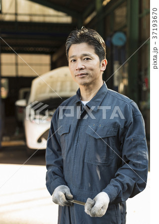 自動車整備士 ミドル男性 自動車整備士 ミドル男性 37193670