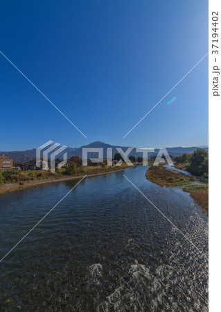 秋の魚野川の風景 37194402