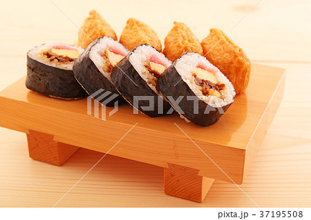 おいしそうな太巻きと稲荷寿司 おいしそうな太巻きと稲荷寿司 37195508