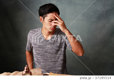苦悩する男性 苦悩する男性 37195514