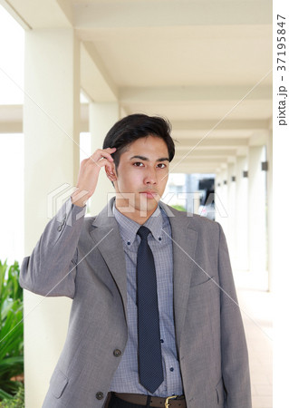 微笑むビジネスマン 微笑むビジネスマン 37195847