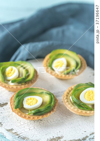 Tartlets with cream cheese, avocado and quail eggs Tartlets with cream cheese, avocado and quail eggs 37196647