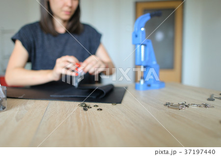 Female slicing material for women bag. 37197440