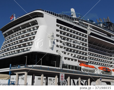 Mount Vesuvius from Naples port / ナポリ港＆ヴェスヴィオ山 37198035