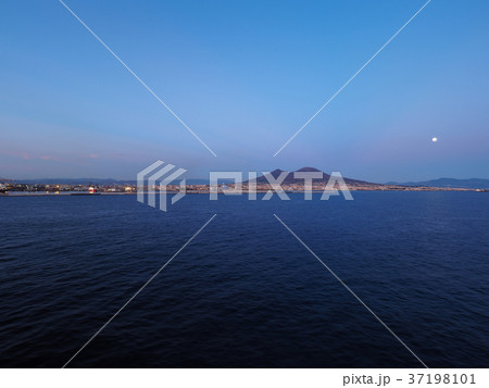 ナポリ湾から望む夕方のベスビオ火山 / evening view of Mt. Vesuvius ナポリ湾から望む夕方のベスビオ火山 / evening view of Mt. Vesuvius 37198101