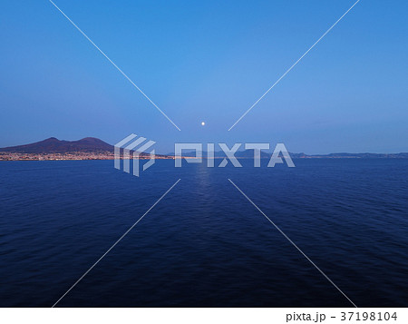 ナポリ湾から望む夕方のベスビオ火山 / evening view of Mt. Vesuvius 37198104