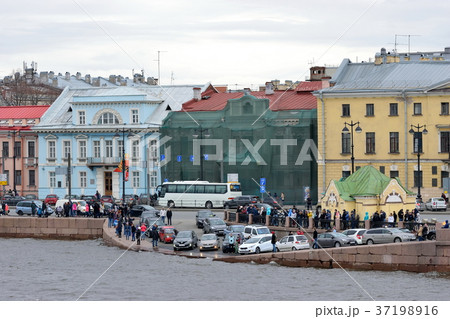The cars are parked on the Embankment of 37198916