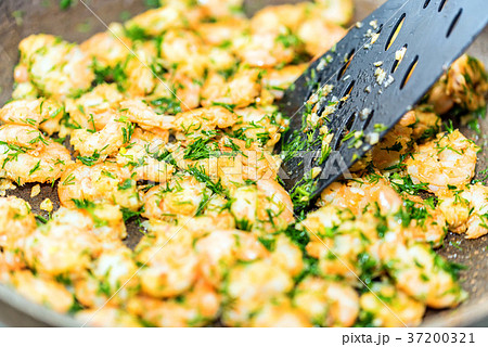 Close-up of shrimps fried in a frying pan 37200321