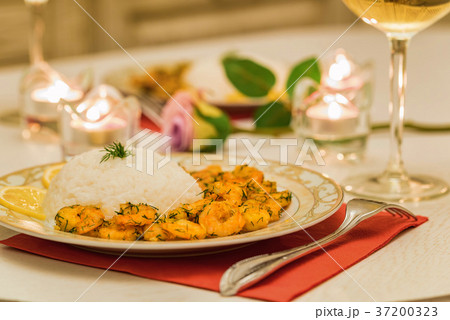 Prawn with rice and white wine 37200323