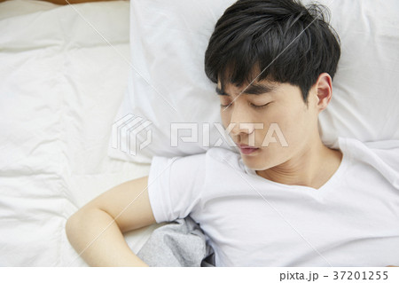 横になる 睡眠 眠り 37201255