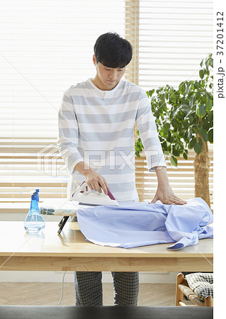 アイロン アイロン台 若い男 37201412