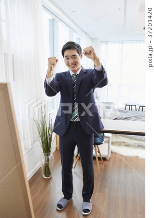 ビジネスマン 室内 若い男 37201420