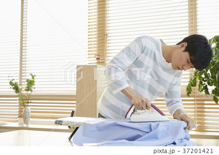 アイロン ワイシャツ 若い男 37201421