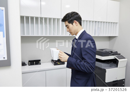 コピー機 ビジネスマン 若い男 37201526