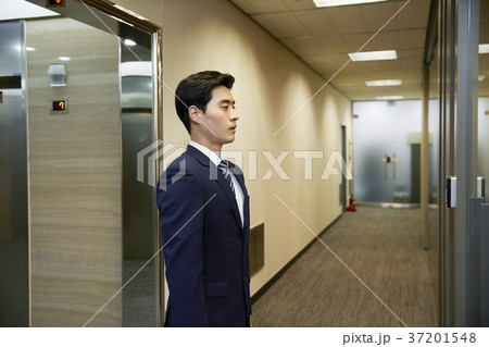 緊張感 ビジネスマン 若い男 37201548