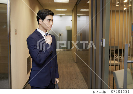 緊張感 ビジネスマン オフィス 37201551