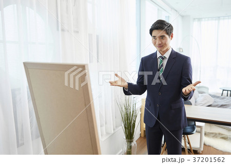 鏡 ビジネスマン 若い男 37201562