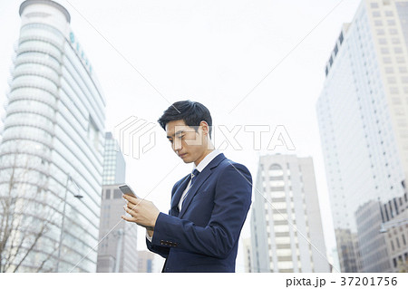 テキストメッセージ メール ビジネスマン 37201756