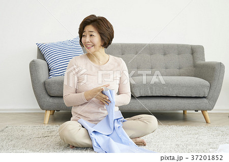 50代 ５０代 リビングルーム 37201852