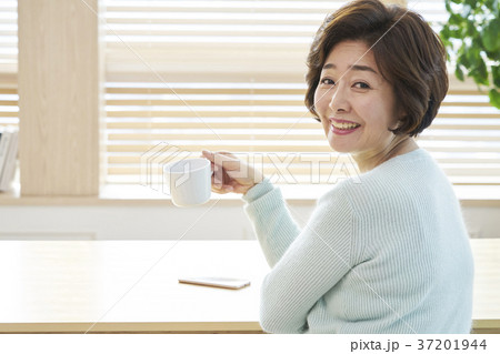 振り返っ表示 振り向く マグカップ 37201944