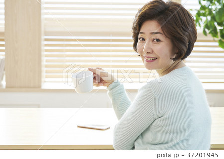 振り返っ表示 振り向く マグカップ 37201945