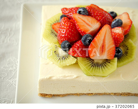 イチゴとキウイのレアチーズケーキ 左スペース の写真素材 37202065 Pixta