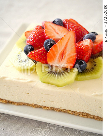 苺とキウイのレアチーズケーキ　（アップ） 37202080