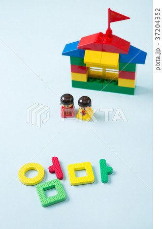 RF photo - Education object. study for chidrens. numbers, words of Korean, words of English, bricks 198 37204352