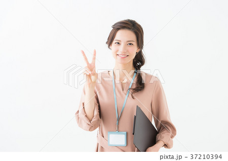 ワンピース 20代女性(白背景) ワンピース 20代女性(白背景) 37210394