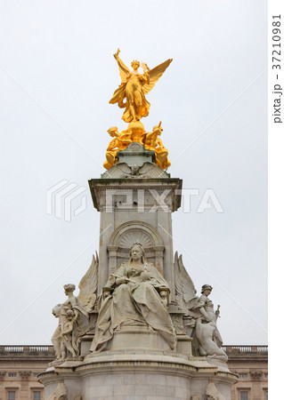 イギリス バッキンガム宮殿の象徴02 の写真素材