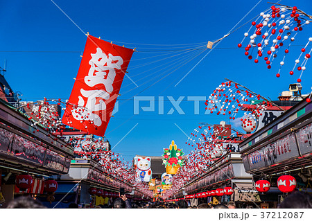 《東京都》浅草・正月で賑わう仲見世通り 37212087
