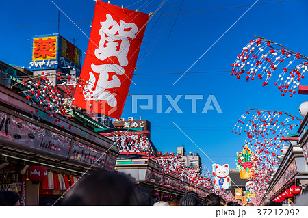 東京都 浅草 正月で賑わう仲見世通りの写真素材