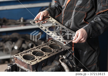 Sealing gasket in hand. The mechanic disassemble 37213615
