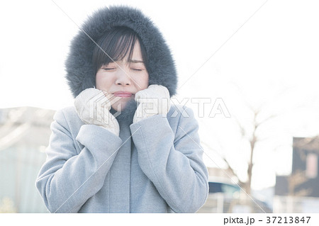 コートの若い女性　寒い　冷え性　冬　屋外 37213847