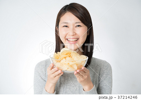 ポテトチップスを持った女性 37214246