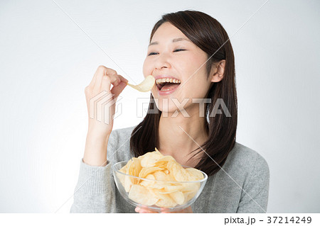 ポテトチップスを食べる女性 37214249