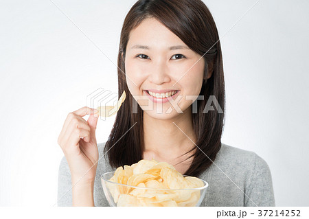 ポテトチップスを食べる女性 37214252