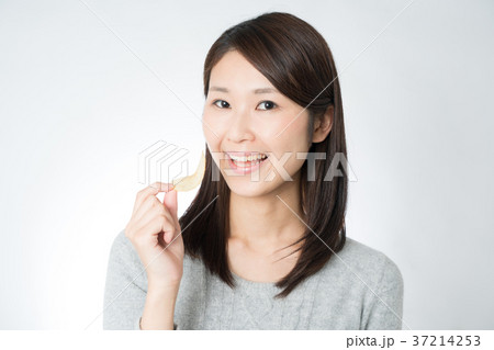 ポテトチップスを食べる女性 ポテトチップスを食べる女性 37214253