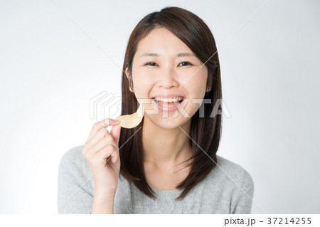 ポテトチップスを食べる女性 37214255