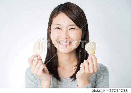 ポテトチップスを食べる女性 37214258