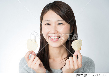 ポテトチップスを食べる女性 37214259
