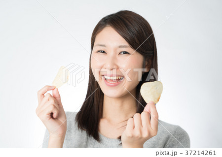 ポテトチップスを食べる女性 ポテトチップスを食べる女性 37214261