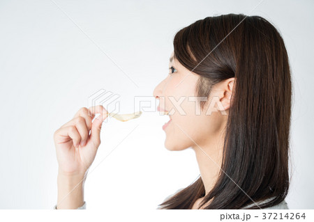 ポテトチップスを食べる女性 37214264