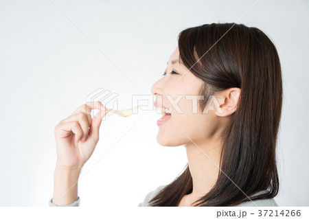 ポテトチップスを食べる女性 ポテトチップスを食べる女性 37214266