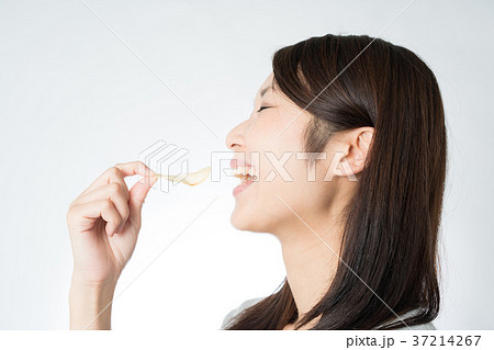 ポテトチップスを食べる女性 ポテトチップスを食べる女性 37214267